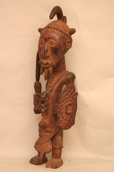 Luluwa( statue), d`afrique : Rép.démoncratique du Congo., statuette Luluwa( statue), masque ancien africain Luluwa( statue), art du Rép.démoncratique du Congo. - Art Africain, collection privées Belgique. Statue africaine de la tribu des Luluwa( statue), provenant du Rép.démoncratique du Congo., 1494/1075.Grande statue Luluwa masculine, H.92cm.,avec coiffure en forme de casque, une longue barbe tressée.Les symboles de prestige,qui portent à croire qu